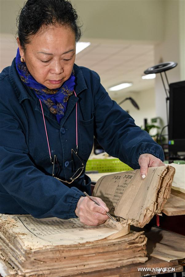 **CHINA-CHENGDU-ANCIENT BOOK REPAIRER (CN)