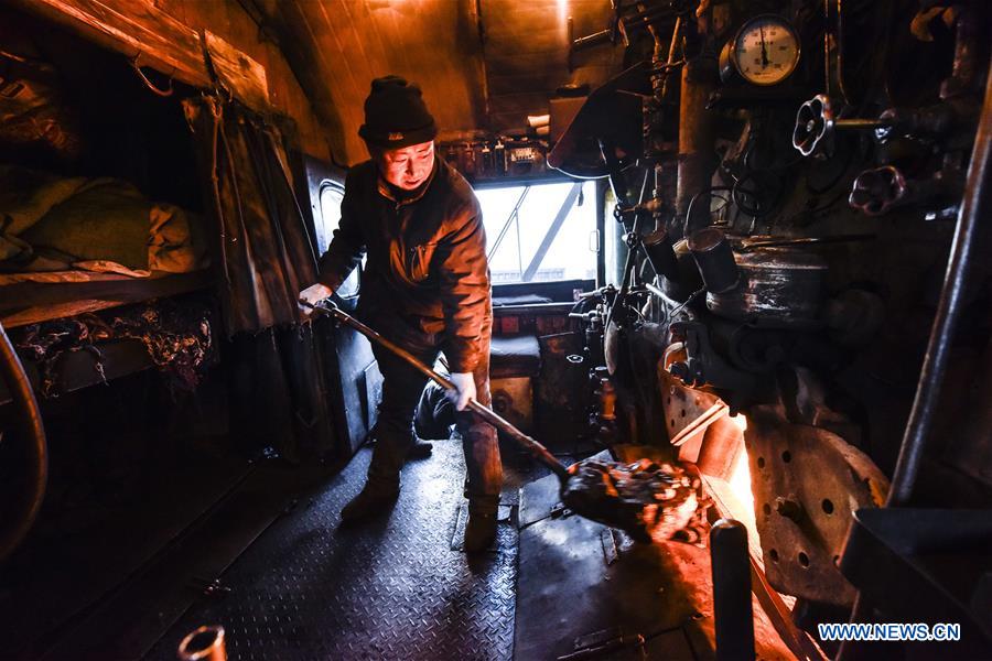 CHINA-XINJIANG-STEAM LOCOMOTIVE-DRIVER (CN)