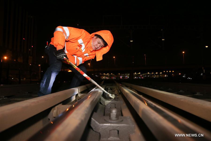 CHINA-SHANGHAI-RAILWAY-WORKER (CN)