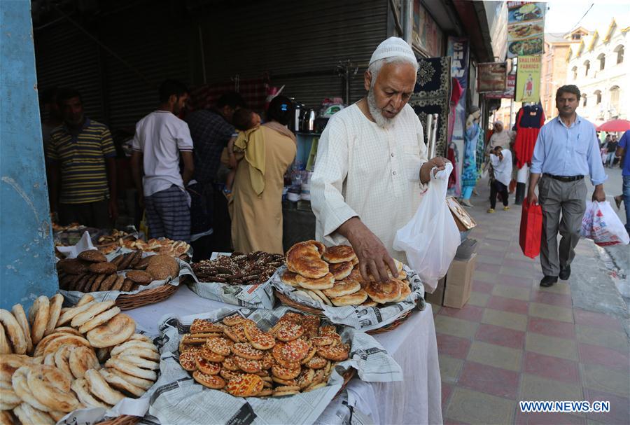 INDIAN-CONTROLLED KASHMIR-SRINAGAR-EID AL-FITR-MARKET