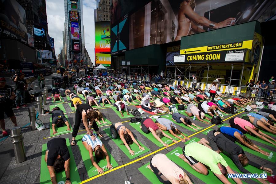 U.S.-NEW YORK-TIMES SQUARE-SOLSTICE-YOGA