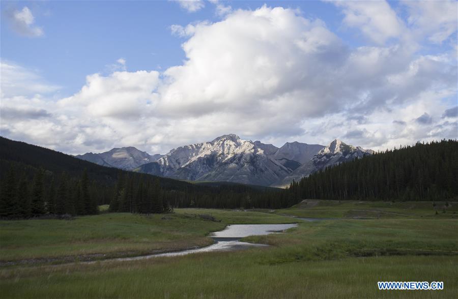 CANADA-ROCKY MOUNTAINS-SUMMER-SCENERY