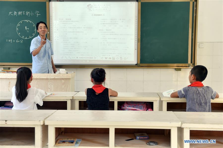 CHINA-FUJIAN-FUZHOU-ISOLATED ISLAND-TEACHER COUPLE (CN)