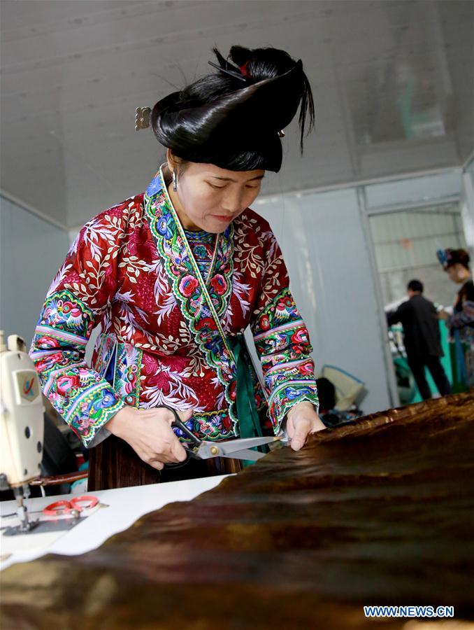 CHINA-GUANGXI-RONGSHUI-ETHNIC HANDICRAFT-CLOTH (CN)