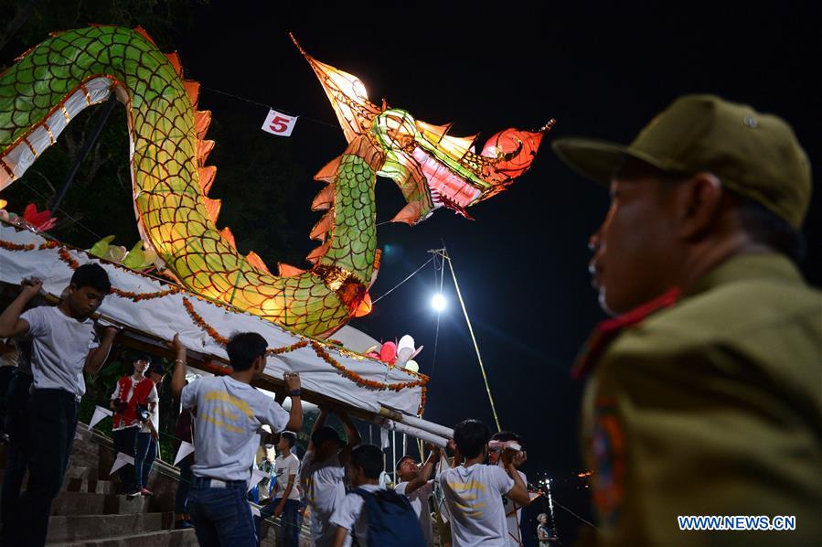 LAOS-LUANG PRABANG-LIGHT BOATS-PARADE