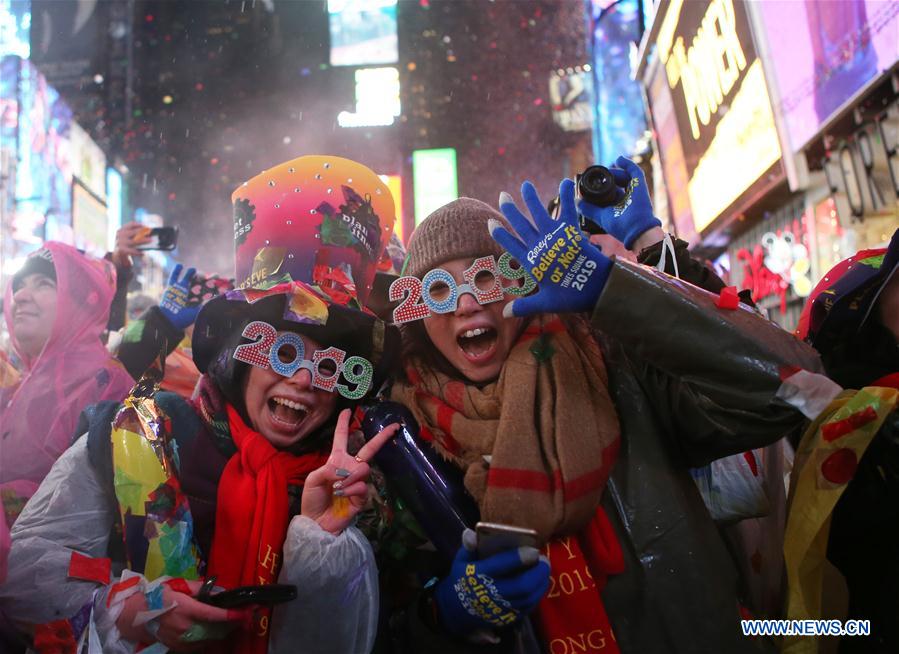 Xinhua Headlines: With varied fireworks and shared wishes, world expecting a better new year