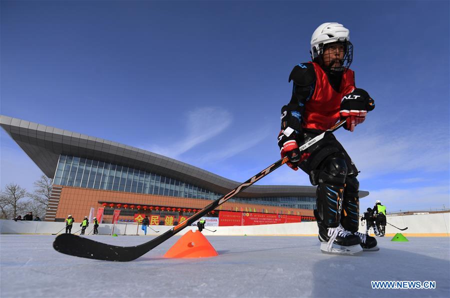 (SP)CHINA-XINJIANG-WENYUN-ICE HOCKEY-PRIMARY SCHOOL TEAM