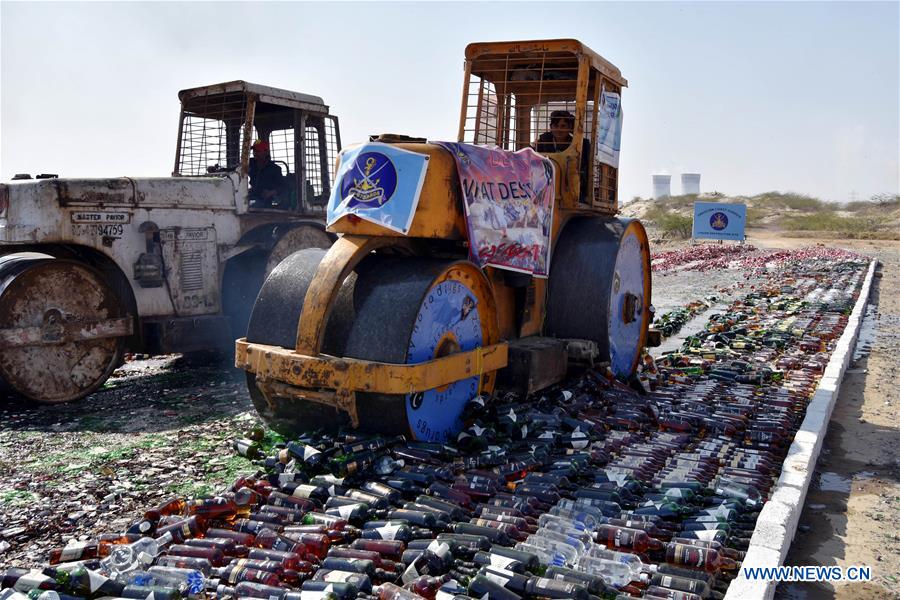 PAKISTAN-KARACHI-DRUGS-DESTRUCTION