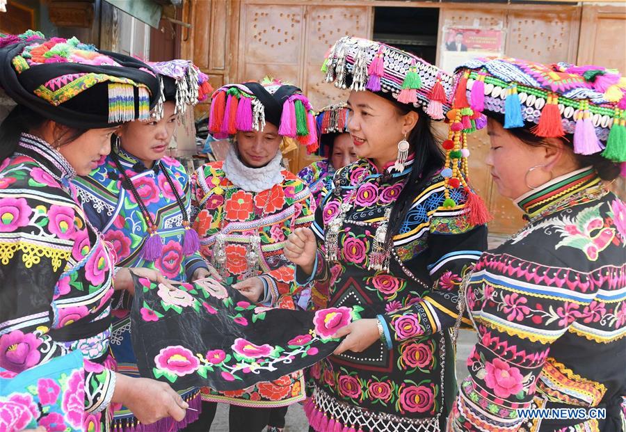 CHINA-YUNNAN-KUNMING-EMBROIDERY (CN)