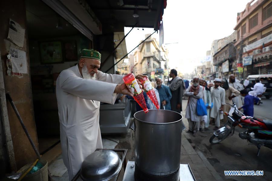 PAKISTAN-RAWALPINDI-RAMADAN-FOOD-DISTRIBUTION