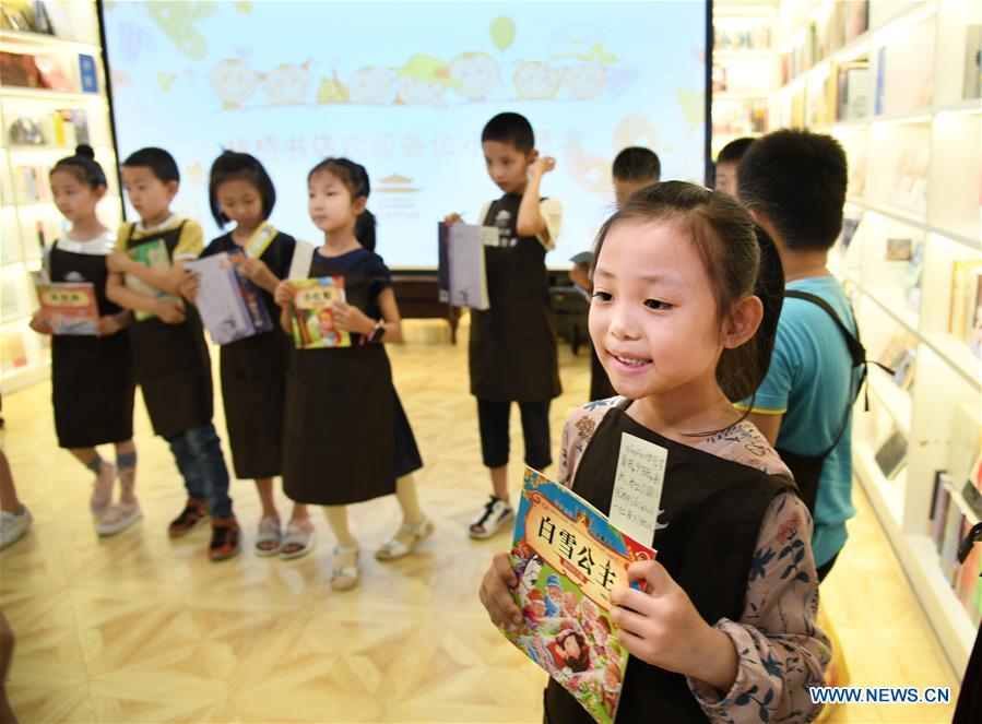 CHINA-QINGDAO-BOOKSTORE-VOLUNTEERS (CN)