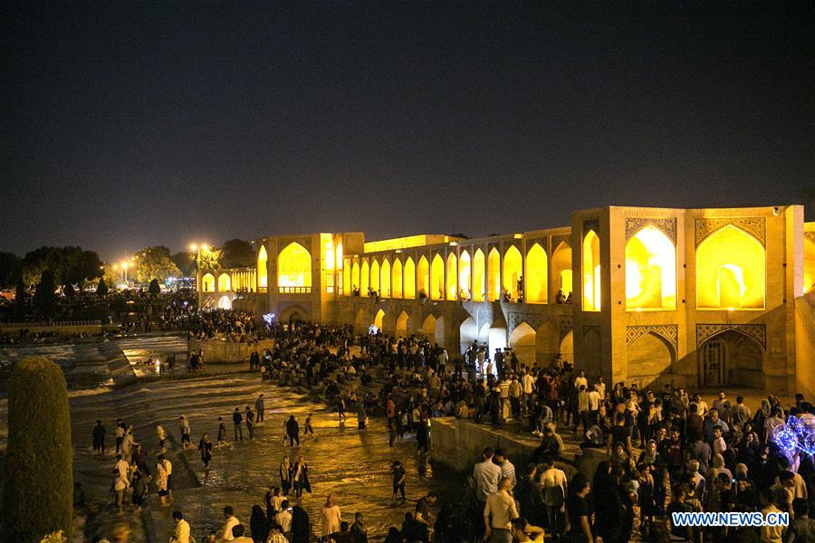 IRAN-ISFAHAN-KHAJU BRIDGE-NIGHT LIFE