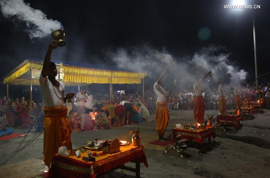 NEPAL-CHITWAN-PRAYERS-ARATI