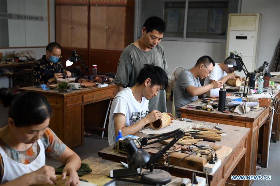 CHINA-ANHUI-HUANGSHAN-BAMBOO CARVER (CN)