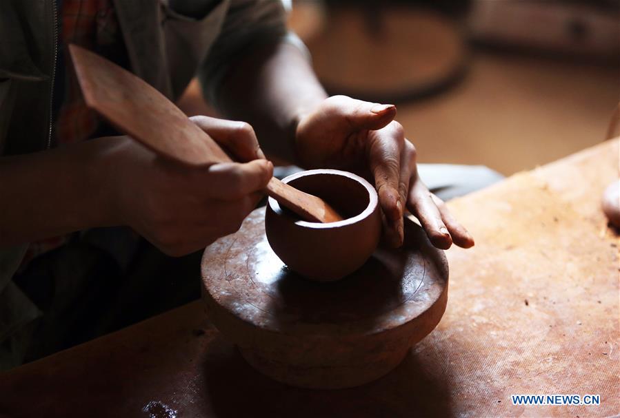 CHINA-YUNNAN-DEQEN-POTTERY-BLACK CLAY (CN)