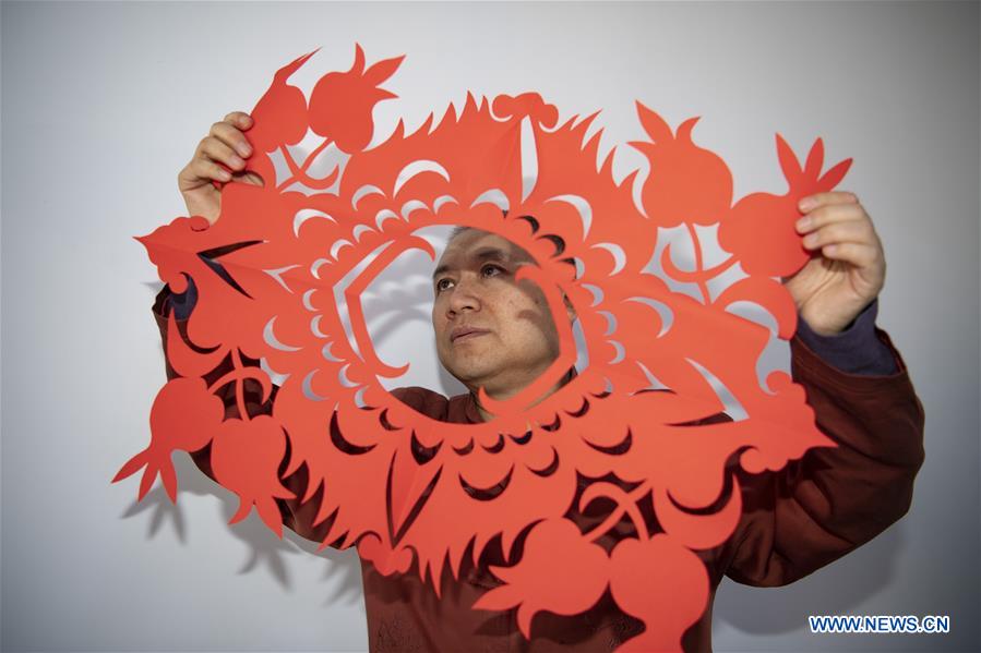 CHINA-SHANXI-JINCHENG-PAPER-CUTTING ARTIST (CN)