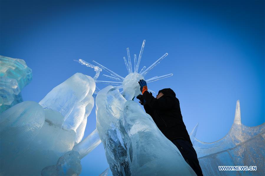 CHINA-HARBIN-ICE AND SNOW-WORKERS AND ARTISTS (CN)