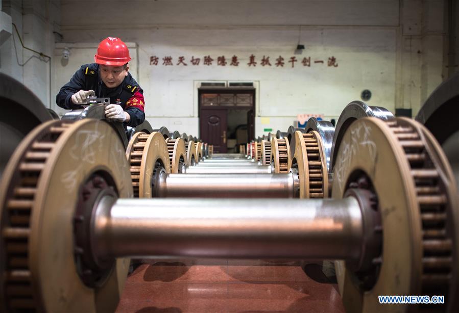 CHINA-HUBEI-SPRING FESTIVAL TRAVEL RUSH-WORKERS BEHIND THE SCENES (CN)