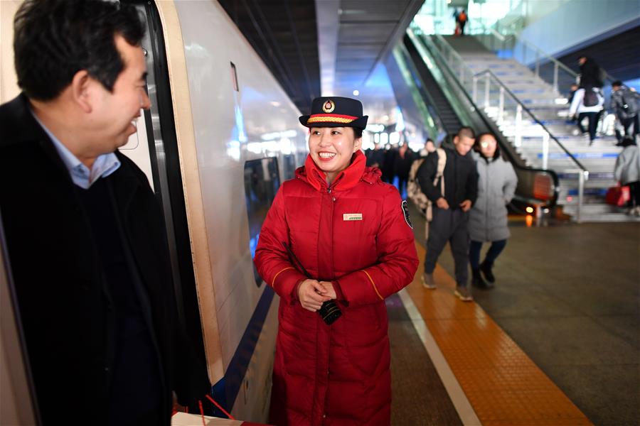 CHINA-SHANXI-RAILWAY-"DIFFICULT-TO-MEET" COUPLE-SPRING FESTIVAL AWAY FROM HOME (CN)