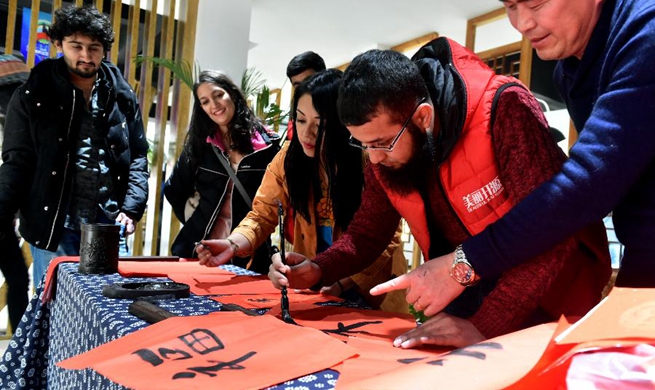 Foreign students experience Chinese folk culture in C China's Henan