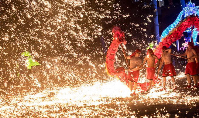 Gorgeous fire dragon dance performed in China's Hubei