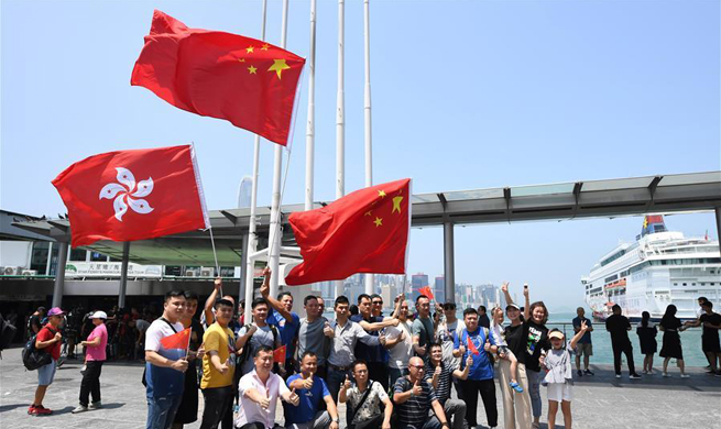 Feature: Hong Kong residents gather to express reverence to Chinese national emblem, flag