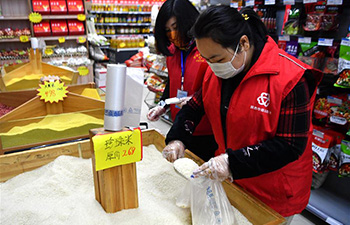 Community staff, volunteers help quarantined residents with daily lives in Xi'an, NW China's Shaanxi