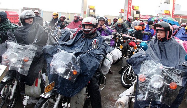 2013春運見聞：500鐵騎大軍冒雨返鄉(xiāng)