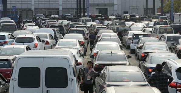 眾多車輛等待查驗