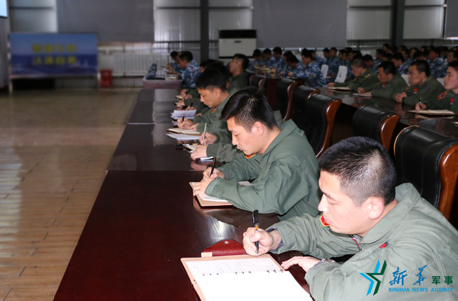 ↑資料圖片：張超參加戰(zhàn)斗機(jī)團(tuán)《改革強(qiáng)軍主題教育》授課現(xiàn)場。