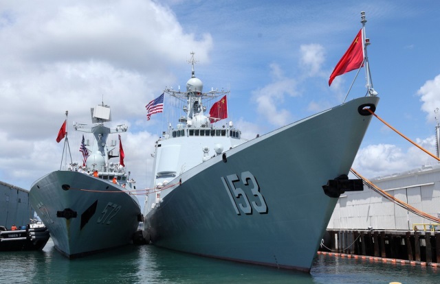 停泊珍珠港碼頭的中國海軍艦艇編隊導彈驅(qū)逐艦西安艦（右）和導彈護衛(wèi)艦衡水艦。