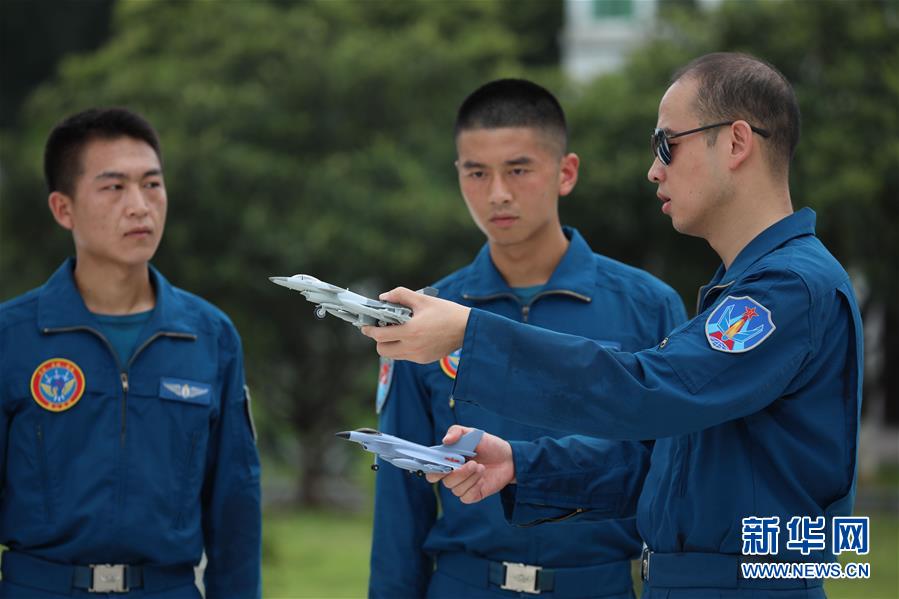 （圖文互動(dòng)）（2）空中驕子——記空軍航空兵某旅飛行二大隊(duì)大隊(duì)長劉飛