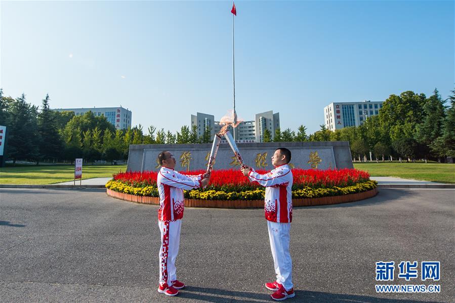 （軍運(yùn)會·圖文互動）（2）軍運(yùn)會火炬?zhèn)鬟f活動在火箭軍工程大學(xué)舉行（配本社同題文字稿）