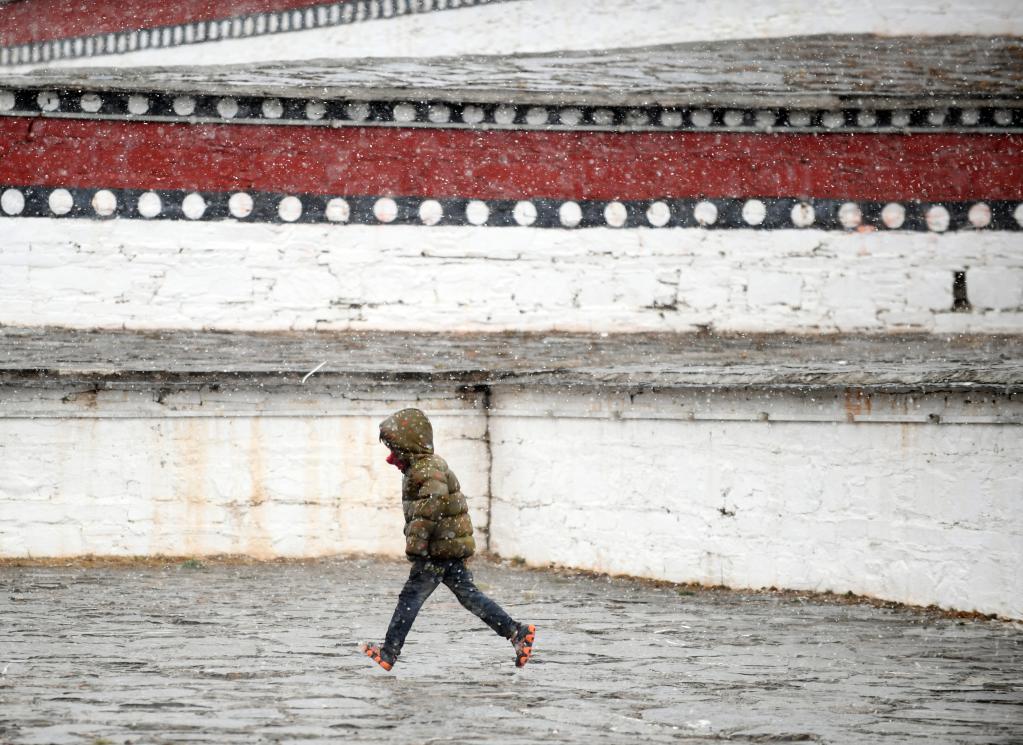 青海果洛迎來(lái)降雪