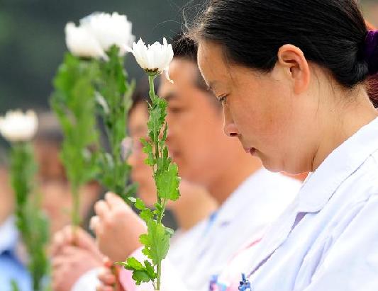 社會(huì)各界人士哀悼蘆山地震遇難者