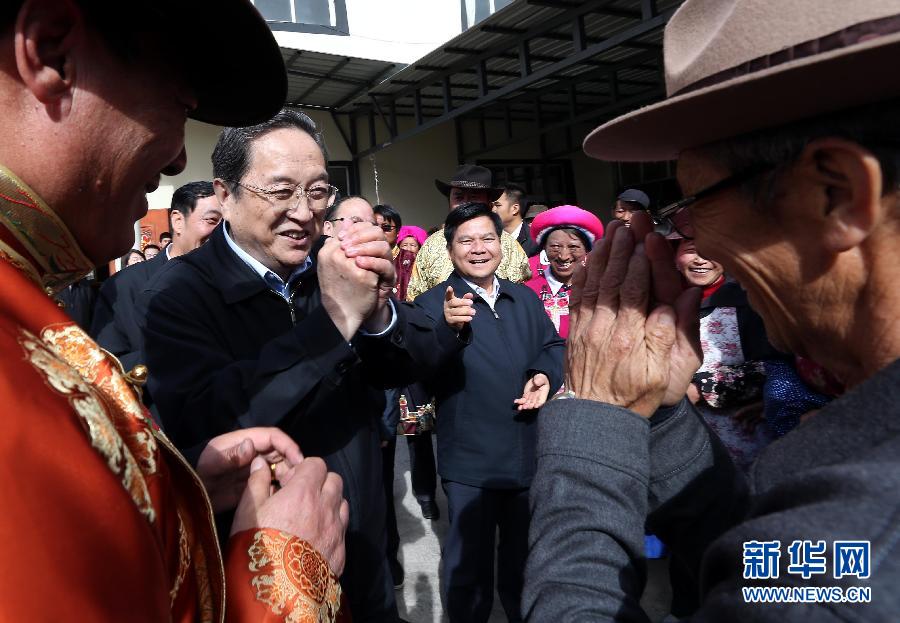 這是5月16日，俞正聲在香格里拉縣建塘鎮(zhèn)金龍社區(qū)與居民們親切交談。 新華社記者 劉衛(wèi)兵 攝