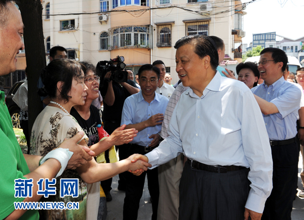 這是7月22日，劉云山在上海市普陀區(qū)桃浦鎮(zhèn)蓮花公寓居委會調(diào)研時同社區(qū)居民親切握手。新華社記者 饒愛民 攝