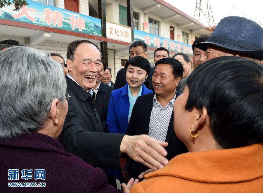 3月27日至28日，中共中央政治局常委、中央紀(jì)委書記王岐山到河南省調(diào)研，并主持召開座談會。這是3月27日王岐山在河南林州姚村鎮(zhèn)馮家口村同村民親切交談。 新華社記者 饒愛民 攝