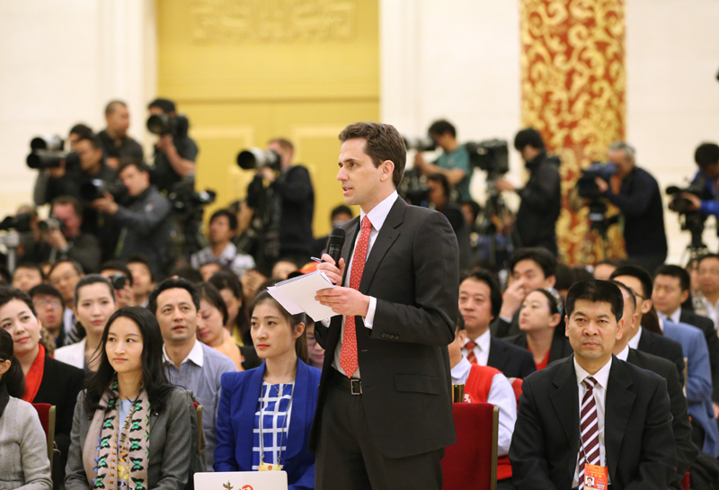 3月15日，國務(wù)院總理李克強在北京人民大會堂與中外記者見面，并回答記者提問。這是一位記者在提問。 新華社記者 劉衛(wèi)兵攝