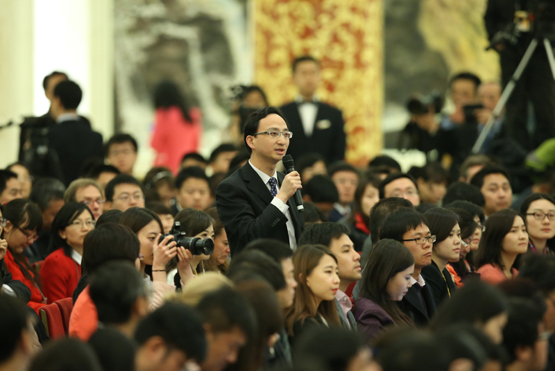 3月15日，國務(wù)院總理李克強在北京人民大會堂與中外記者見面，并回答記者提問。這是一位記者在提問。 新華社記者 龐興雷 攝