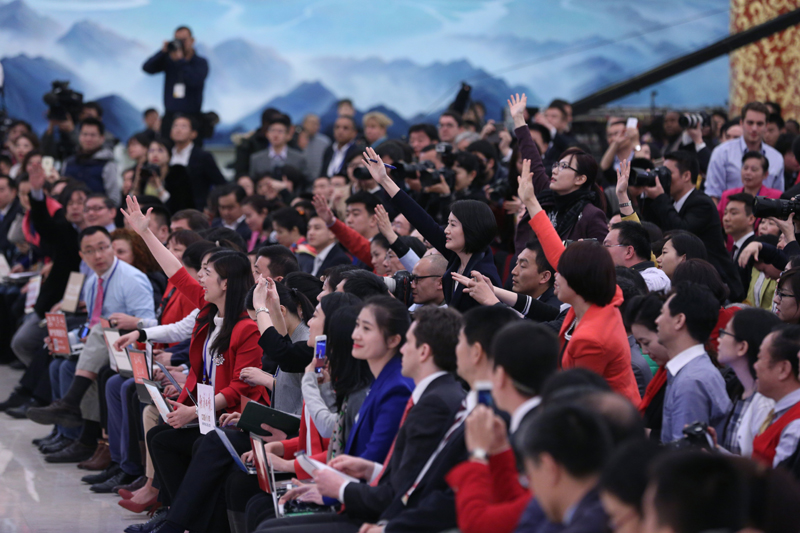 3月15日，國務(wù)院總理李克強在北京人民大會堂與中外記者見面，并回答記者提問。這是記者舉手爭取提問機會。 新華社記者 才揚 攝