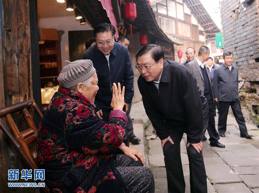 這是11月21日，張德江在宜賓李莊鎮(zhèn)同濟社區(qū)與居民親切交談。 新華社記者 劉衛(wèi)兵 攝 