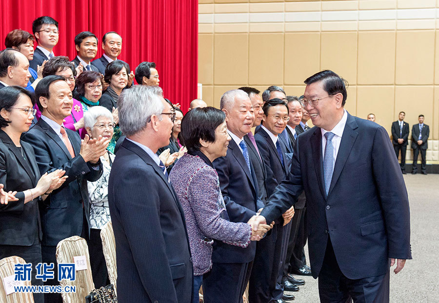 5月8日至10日，中共中央政治局常委、全國(guó)人大常委會(huì)委員長(zhǎng)張德江視察澳門(mén)特別行政區(qū)。這是5月9日，張德江與澳門(mén)社會(huì)各界人士代表座談。新華社記者 李學(xué)仁 攝