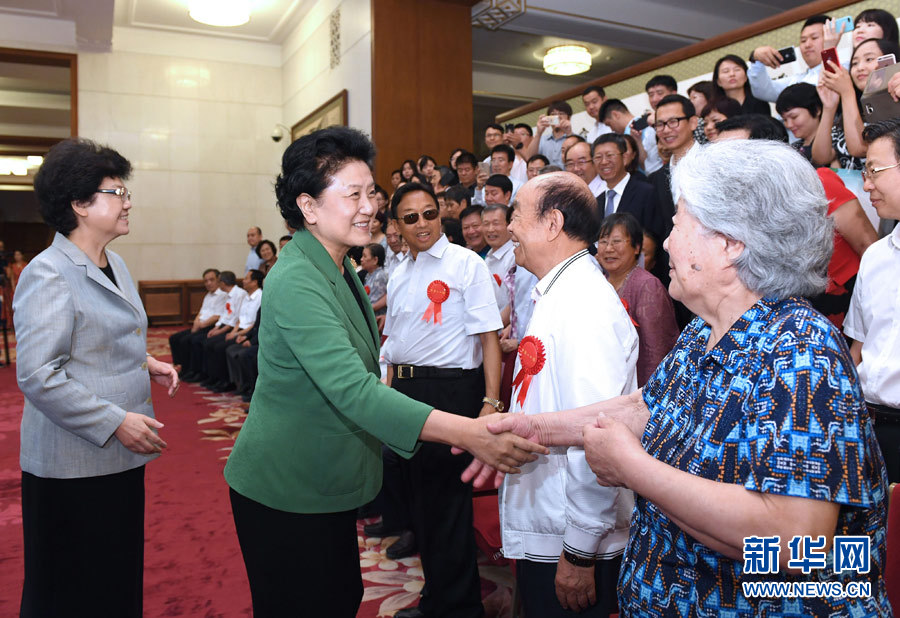 6月16日，中共中央政治局委員、國務院副總理劉延東在北京看望出席中國人口福利基金會成立30周年座談會的歷屆“中華人口獎”獲獎者代表。新華社記者 饒愛民 攝