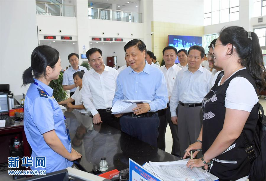 6月22日至24日，中共中央政治局常委、中央書記處書記劉云山在遼寧調(diào)研。這是6月22日，劉云山在中國（遼寧）自貿(mào)試驗區(qū)營口片區(qū)與干部群眾深入交流。新華社記者 張鐸 攝