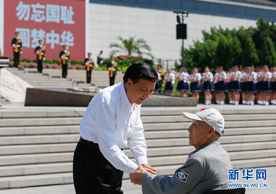 7月7日，紀(jì)念全民族抗戰(zhàn)爆發(fā)80周年儀式在中國(guó)人民抗日戰(zhàn)爭(zhēng)紀(jì)念館舉行。中共中央政治局常委、中央書(shū)記處書(shū)記劉云山出席儀式并講話。這是儀式開(kāi)始前，劉云山與老八路代表握手。新華社記者崔新鈺攝