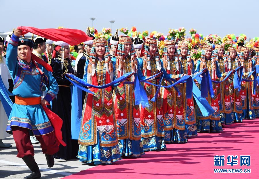 8月7日，以中共中央政治局常委、全國政協(xié)主席俞正聲為團(tuán)長的中央代表團(tuán)飛抵呼和浩特，出席內(nèi)蒙古自治區(qū)成立70周年慶?；顒?。中央代表團(tuán)在機場受到內(nèi)蒙古各族群眾的熱烈歡迎。新華社記者 張領(lǐng) 攝