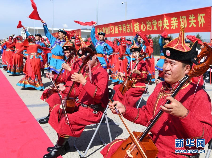 8月7日，以中共中央政治局常委、全國政協(xié)主席俞正聲為團(tuán)長的中央代表團(tuán)飛抵呼和浩特，出席內(nèi)蒙古自治區(qū)成立70周年慶?；顒?。中央代表團(tuán)在機場受到內(nèi)蒙古各族群眾的熱烈歡迎。新華社記者 張領(lǐng) 攝