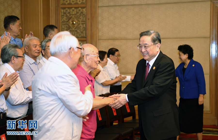 8月7日，中共中央政治局常委、全國政協(xié)主席、中央代表團團長俞正聲在內蒙古新城賓館會見內蒙古自治區(qū)離退休老同志和各族各界群眾代表，并與他們合影留念。新華社記者 張領 攝