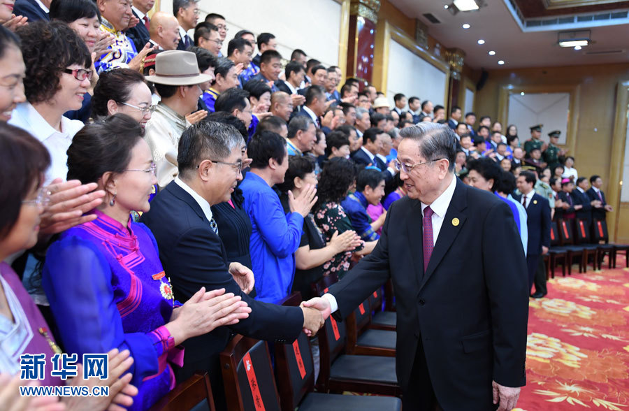 8月7日，中共中央政治局常委、全國政協(xié)主席、中央代表團團長俞正聲在內蒙古新城賓館會見內蒙古自治區(qū)離退休老同志和各族各界群眾代表，并與他們合影留念。新華社記者 張領 攝